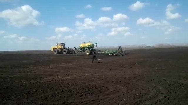 Кировец с сеялкой Джон Дир смотреть онлайн
