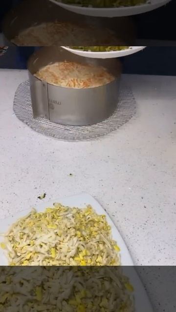 Салат слоенный овощной очень проста  и вкусно он подойдёт на праздник так и на каждый день