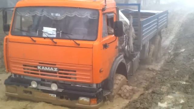 Маленькая лужа для Камазика