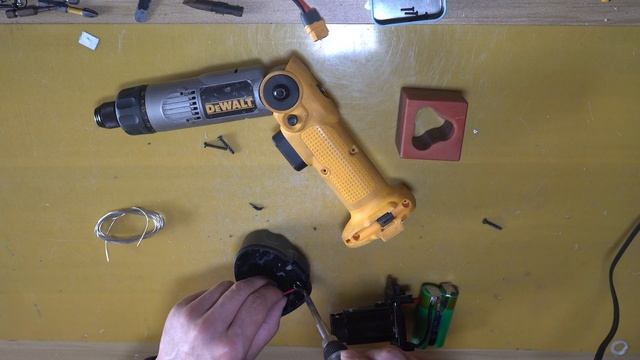 得伟DW920高端电动螺丝刀 没想到20年前的产品依然不落后 就是电池不行了，给它改装成大容量锂电池 满血复活DeWalt DW920 high-end electric screwdriver смотреть онлайн