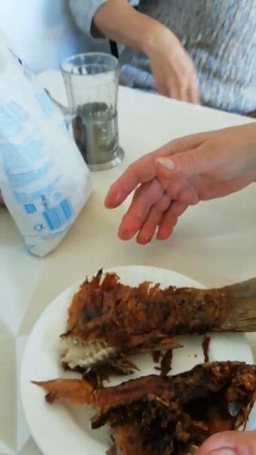 Ем жареные рыбу