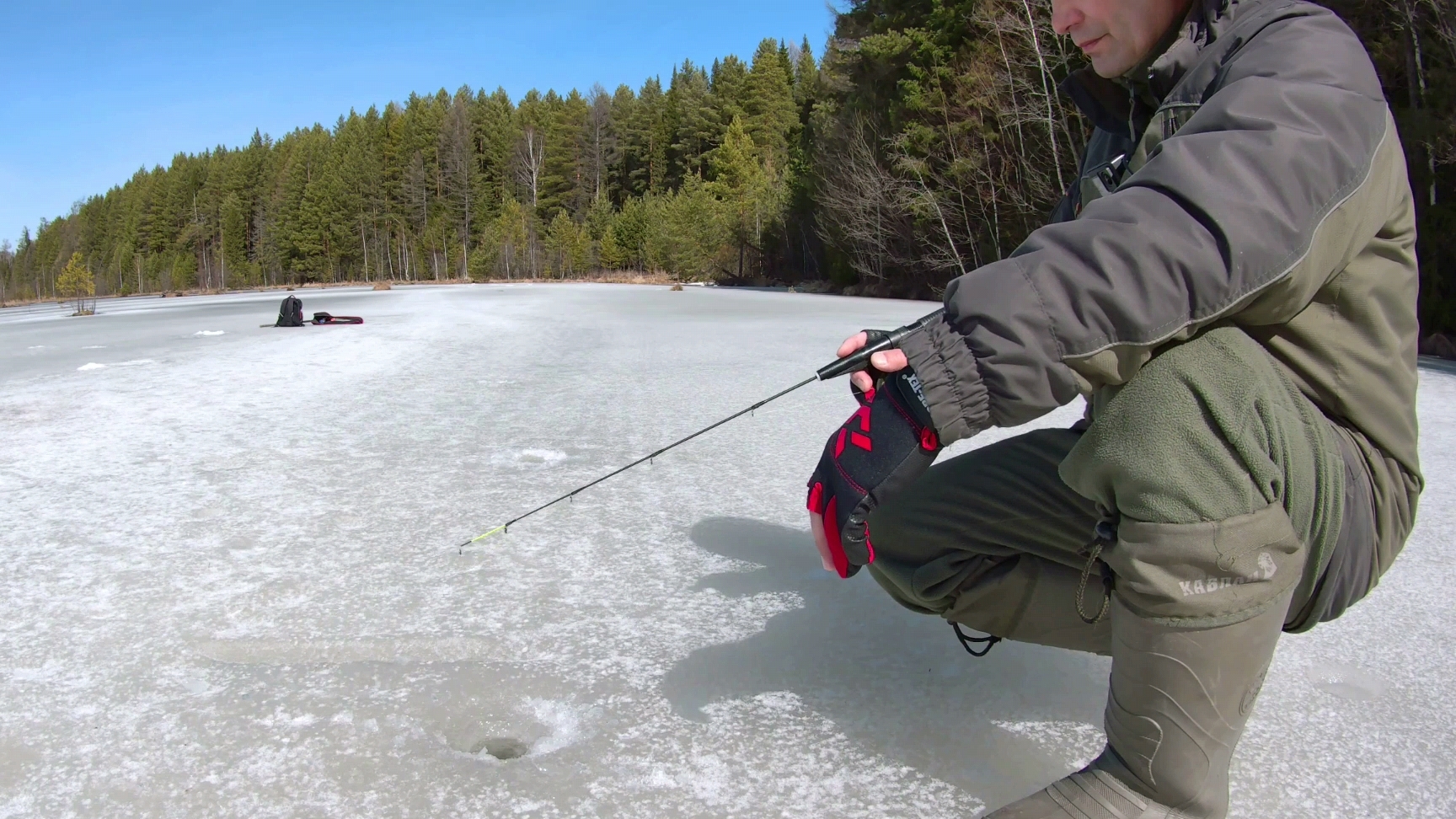 Рыбалка на пруду, лёд пока ещё есть и рыба тоже 😁 смотреть онлайн