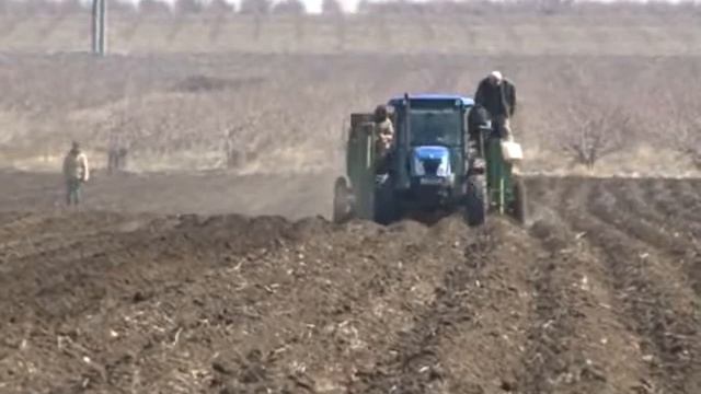 На полях фирмы «Рустас» ведутся весенние полевые работы смотреть онлайн