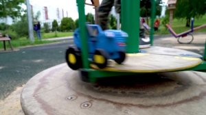 СИНИЙ ТРАКТОР И АМ НЯМ РАБОТАЮТ В ПАРКЕ - Маленькая Вера и ее друзья наводят порядок и убирают мусо