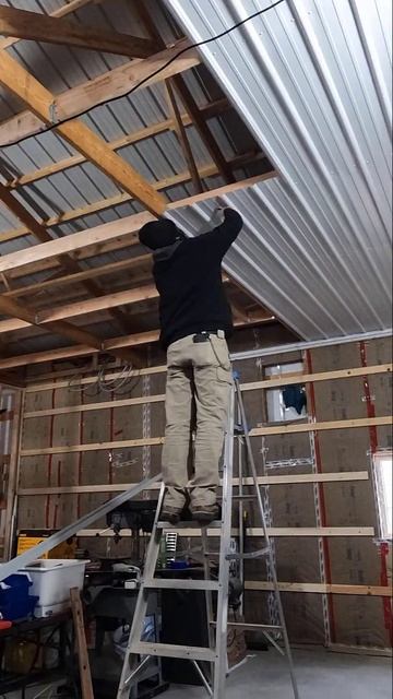 Metal Ceiling Install ― One Row Very Quickly! смотреть онлайн