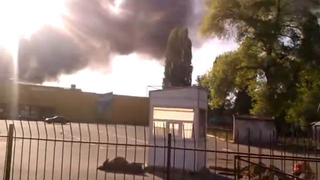 Пожар возле метро Выдубичи Киев. смотреть онлайн