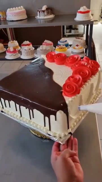 Hermoso Pastel Cuadrado Con Rosas Rojas