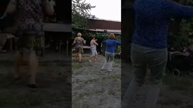 Девки гуляют и мне весело.