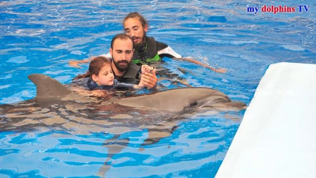 Sarya`s erste Delfin unterstützte Therapie смотреть онлайн