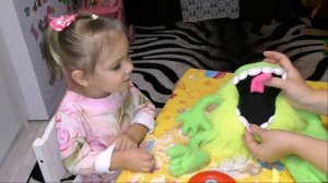 Весёлая школа с мамой. Учим детей правильно чистить зубы! Приключение игрушек