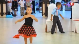 Видео, покорившее весь мир! Зажигательный танец юных бальников