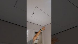 Натяжные потолки в частном доме со скрытым люком на чердак