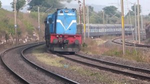 Индийский поезд "Синяя стрела" пролетает экран монитора