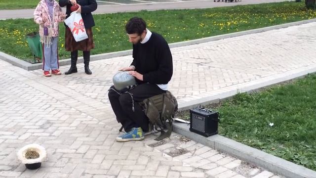Парень играет на Буди-Буди смотреть онлайн