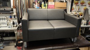 Как самому перетянуть офисный диван кожзамом, экокожей?