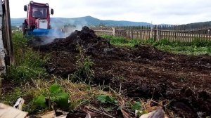 Т-25. Работаю с отвалом. Первые навыки. #трактор#отвал#деревня