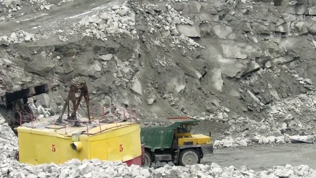 БЕЛАЗ в движении, спуск и подъем из карьера, BelAZ-7522 смотреть онлайн