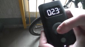 Накачиваю колёса своего велосипеда электрическим насосом Xiaomi Portable Electric Air Compressor 1S