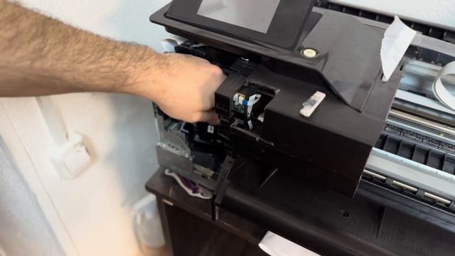 Как снять резак с плоттеров HP DesignJet T120 T125 T130 T520 T525 T530 смотреть онлайн