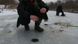 Сходили до реки.Поймали кучу плотвы.Рыбалка.