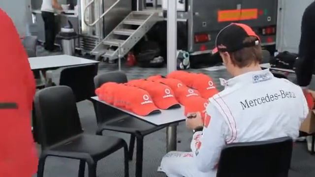 Vodafone McLaren Mercedes - Cap Signing смотреть онлайн