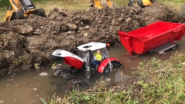 TRACTORs CLAAS XERION Helps TRAKTOR STEYR trapped in mud! смотреть онлайн