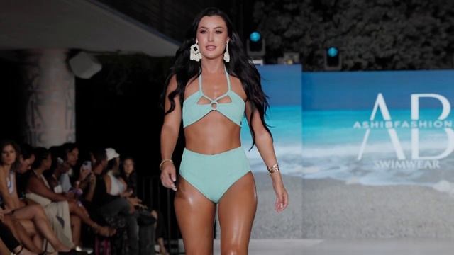 Аланна в купальнике AKI FASHION в Майами 2025 смотреть онлайн