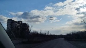 Две девушки с позывными РЭБка и Керосинка везут бойцам гуманитарку на войну.