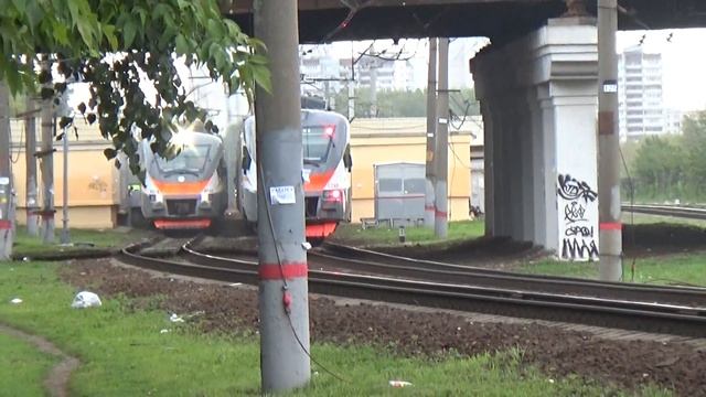 Встреча двух электропоездов ЭП2Д-0068 и ЭП2Д-0043 и приветствие от локомотивных бригад. смотреть онлайн