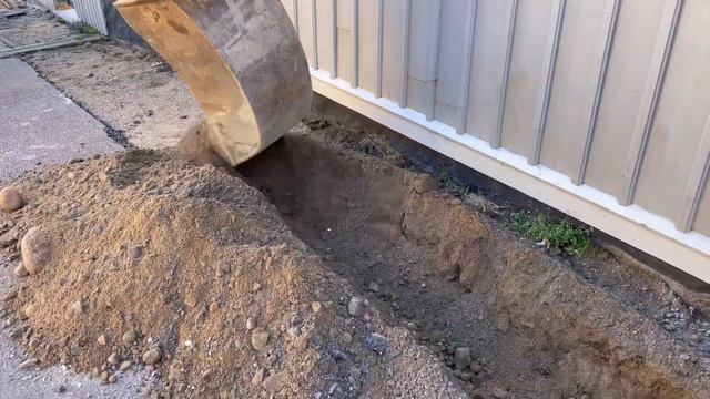 HUDDIG 1260E backhoe loader EXCAVATING and LOADING asphalt on VOLVO FH500 смотреть онлайн