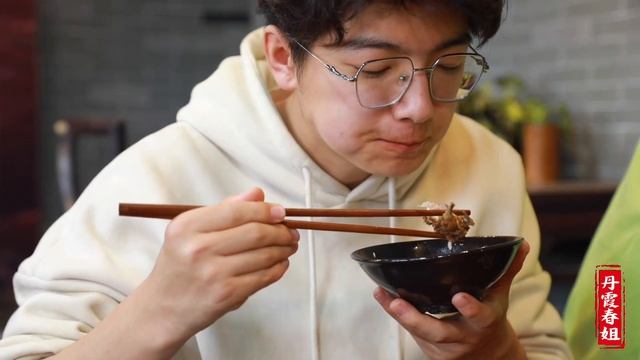 铁锅炖鸡肉，肉嫩不柴、油黄味香，和师傅边吃边聊真过瘾【丹霞春姐】 смотреть онлайн
