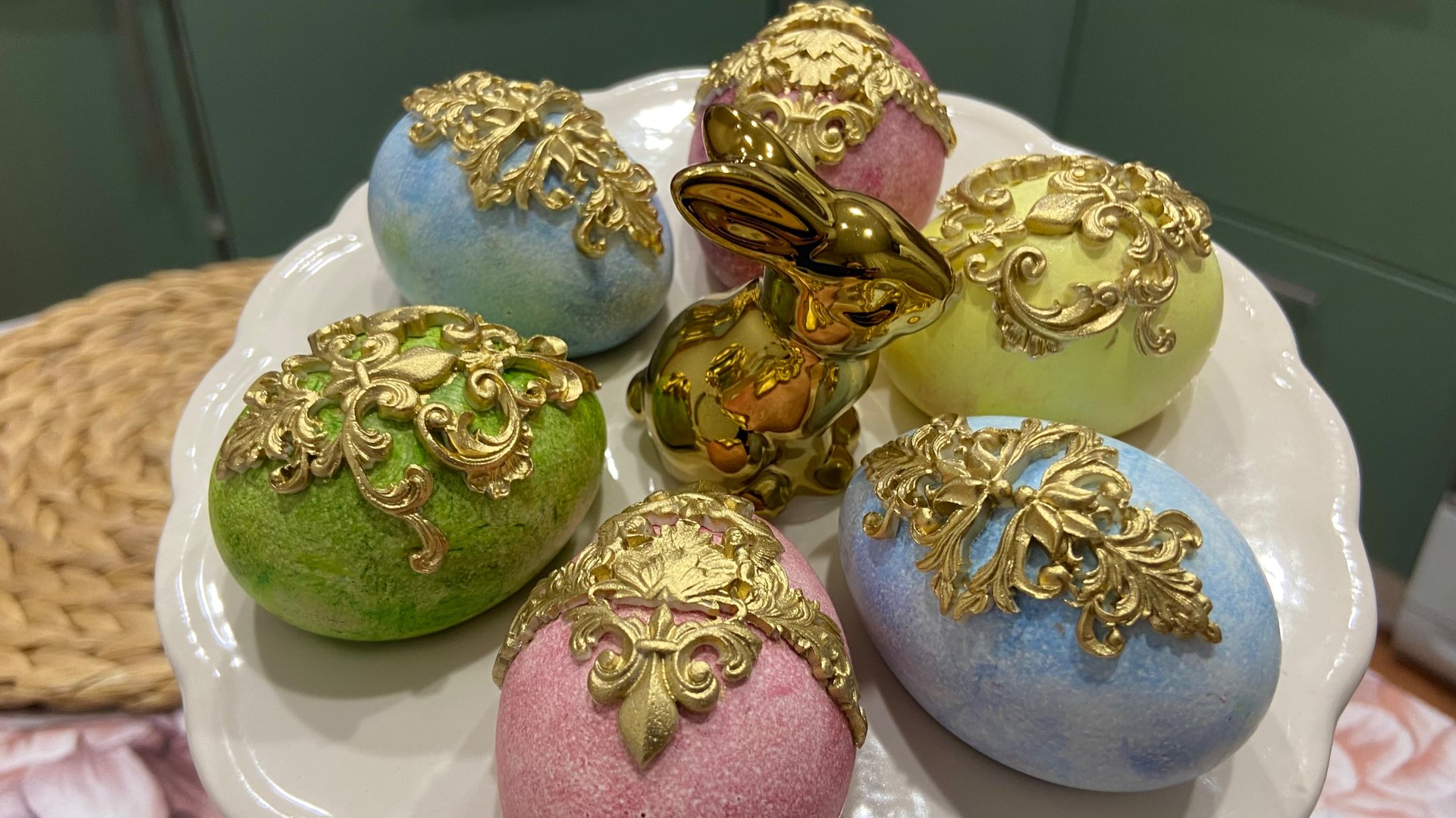 Необычный и эффектный способ украшения яиц. смотреть онлайн