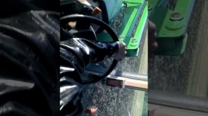 Обучение новичка   культивировать поля на тракторе Джон дир