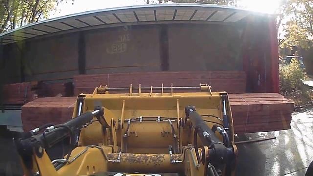 Kokmaterialu iskraušana Выгрузка пиломатериалов CAT434F2 смотреть онлайн