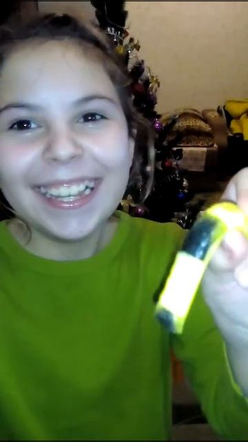 Я кушаю змею.