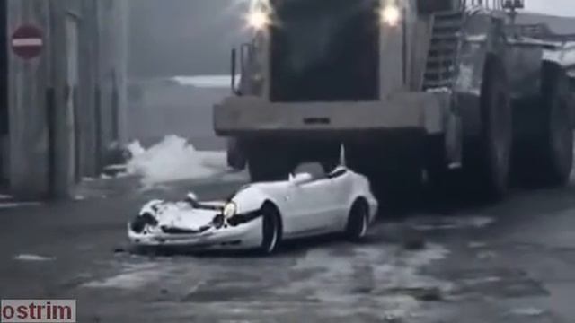 Водитель огромного трактора переехал легковую машину смотреть онлайн