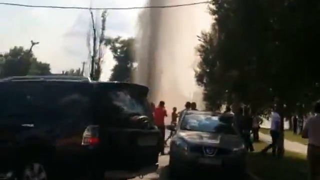 В Киеве из-под земли забил 20-метровый фонтан кипятка смотреть онлайн