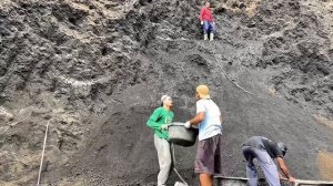 Строительство, шахтёры добывают песок со стен карьера, продолжение