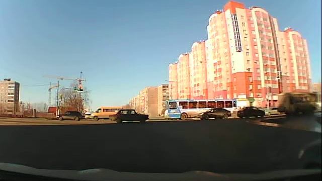 Трактор без колеса едет через перекресток смотреть онлайн