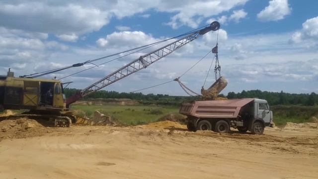 КАМАЗ 55111 , погрузка песка эксковатором ЭО 4112 обарудованого драглайном смотреть онлайн