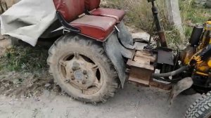 Самодельный трактор с одноцилиндровым дизельным двигателем, грузим его маленький прицеп Экскаваторо