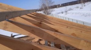 Как выровнять плоскость стропил двускатной крыши