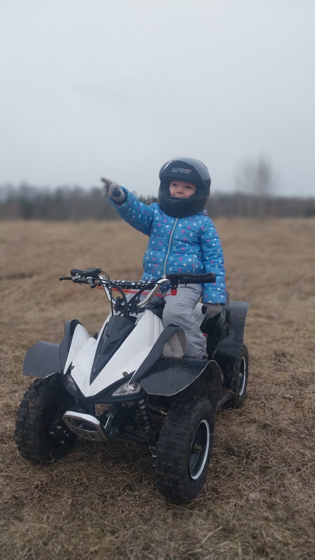 Алиса 4 года на квадроцикле 49сс по полям. Довольная)) смотреть онлайн