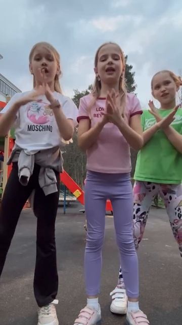 Наше настроение с подружками в чате — это просто отдельный жанр! смотреть онлайн