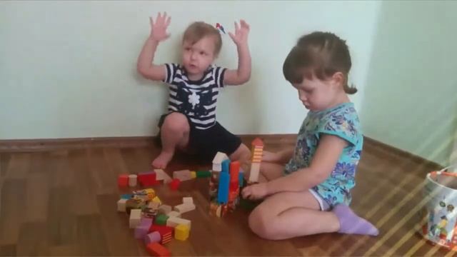 Катя строит замок с сестрой. смотреть онлайн