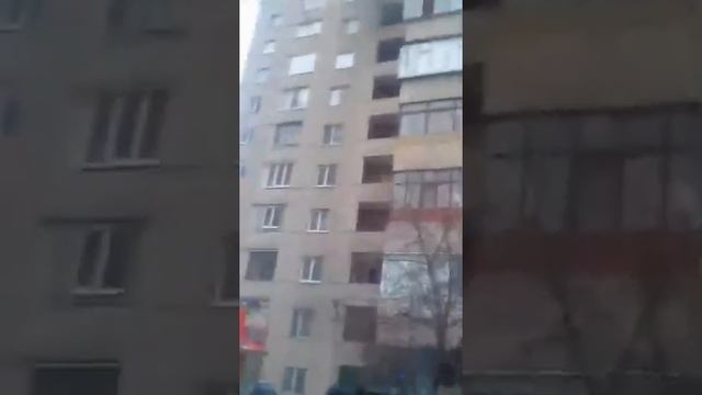 (ЖЕСТЬ!) Пожар в Липецке рядом с 42 школой горел жилой дом!(до конца)(снимала моя подруга) смотреть онлайн