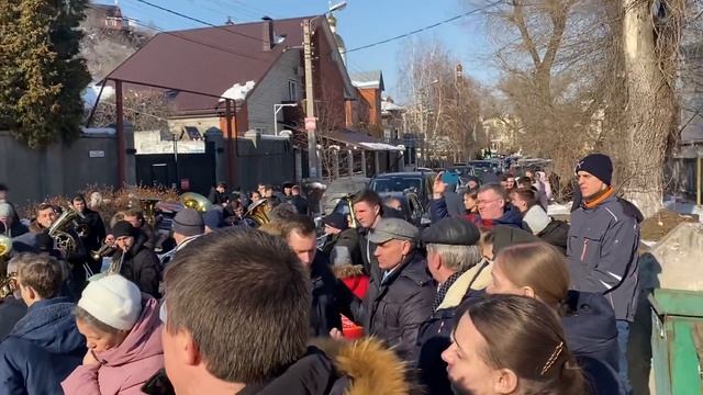 Шествие с гробом Данила Толстопятова - Под духовой оркестр🙏 смотреть онлайн