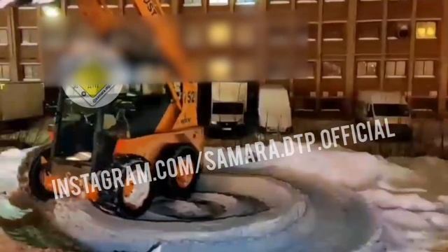 В Самаре заведённый трактор убил стрелой своего водителя смотреть онлайн