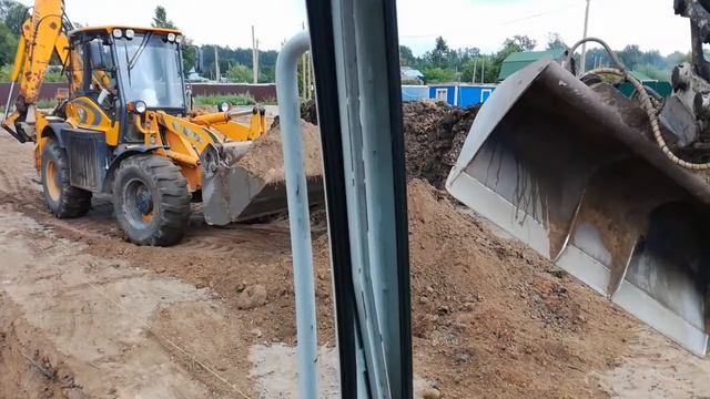 Экскаватор погрузчик Venieri VF 10.23 работа передним ковшём. смотреть онлайн