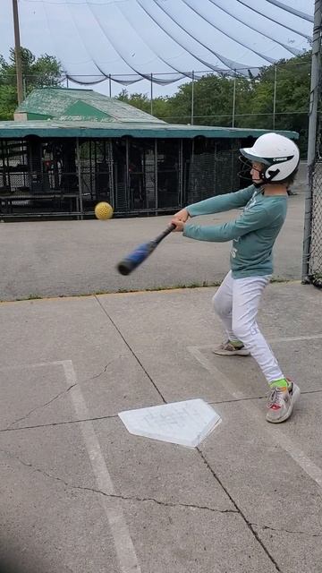 BASEBALL Batter Hits 5 Baseballs & 3 Foul Balls in Batting Cage with 40mph Pitching Machine #Shorts смотреть онлайн